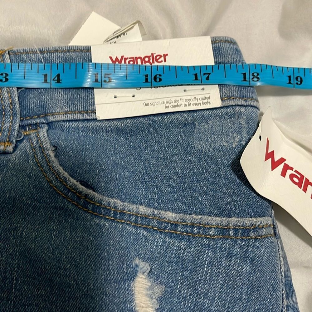 NWT- Wrangler- 33/16. Relaxed Fit - Picture 7 of 9